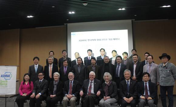 ‘ASHRAE 한국지회 설립 2주년 기념 세미나’를 마치고 David Underwood ASHRAE President(첫째줄 우 4번째)와 Tim Wentz ASHRAE President-Elect(첫째줄 우 5번째)와 회원들이 기념촬영을 하고 있다.